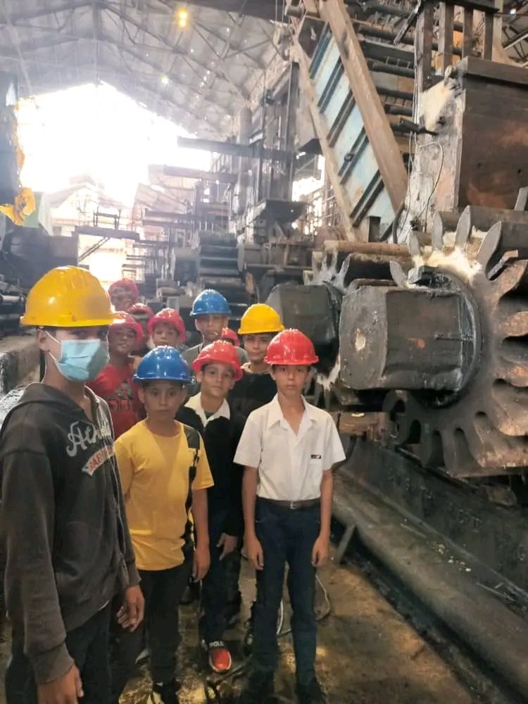 Visita de Formación Vocacional en la Empresa Agroind. Azucarera Antonio Guiteras estudiantes de 9no grado de la Secundaria Básica Mirna Escalona con el instructor de TFA Jorge López Maunteca.
#Mined
#Azucareros
#PorLasTunasLaVictoria