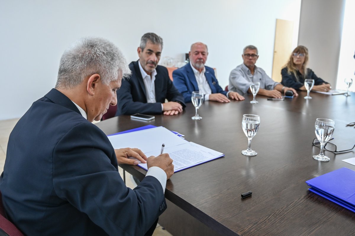 Avanza el programa 'Tenemos Futuro' con la adjudicación de más de 70 viviendas en siete localidades de la provincia 🏠

La iniciativa impulsa la construcción de nuevos hogares y la generación de trabajo local en distintos puntos del territorio.