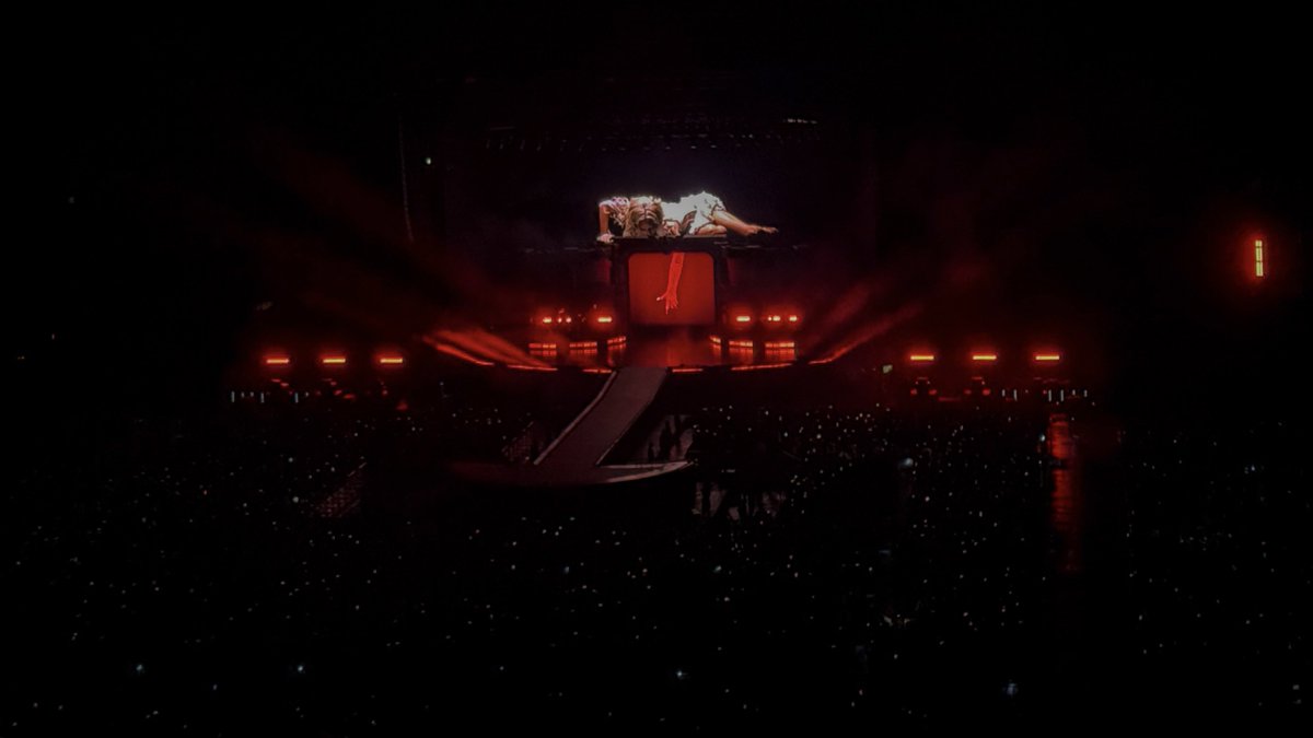 레이디 가가 Mayhem Ball 도쿄 막콘 후기

공연 끝날 때 즈음 관객도 뛰느라 지쳐서 앉아있으면 배드 로맨스 나옴 그럼 중학생 소녀부터 백발 할아버지까지 다같이 라 라 아 아 아 로 마 로 마 마 가 가 울 랄 라 떼창함