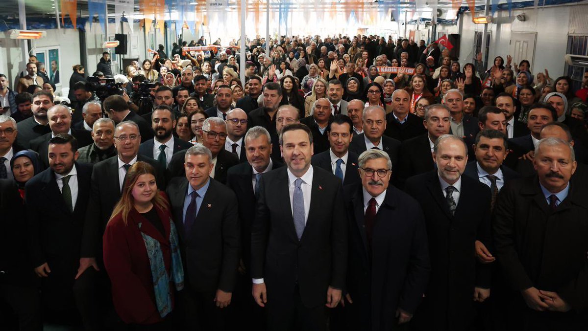 HuseyinYayman's tweet photo. 📍Hatay

Enerji ve Tabii Kaynaklar Bakanımız Sayın Alparslan Bayraktar (@aBayraktar1), milletvekillerimiz ve heyetimizle birlikte AK Parti Daraltılmış İl Danışma Toplantımızı gerçekleştirdik.

Hatay’ımızın öncelikleri başta olmak üzere, teşkilat çalışmalarımızı, sahadaki gelişmeleri ve önümüzdeki döneme ilişkin yol haritamızı kapsamlı şekilde değerlendirdik.

Hatay’ımızı söylemlerle değil; sahada üretilen icraatla, kararlılıkla ve ortak akılla yeniden ayağa kaldırıyoruz.

Son depremzede evine yerleşene kadar gece gündüz çalışmaya devam edeceğiz..

Hep Birlikte Güçlü Türkiye 🇹🇷