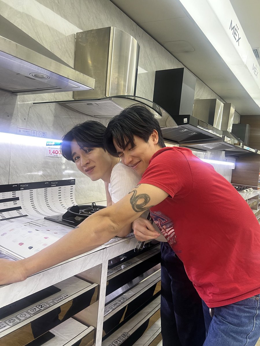 JojoTichakorn's tweet photo. เมืองหลวงควันและฝุ่นมากมาย สูดดมเข้าไปร่างกายเต็มไปด้วยความรัก ฝุ่นเยอะแต่แฮปปี้ได้ซีนดีๆ เยอะ แฮปปี้นิววี่ มีคนรักมากมาย https://t.co/KgK9UXGu2J