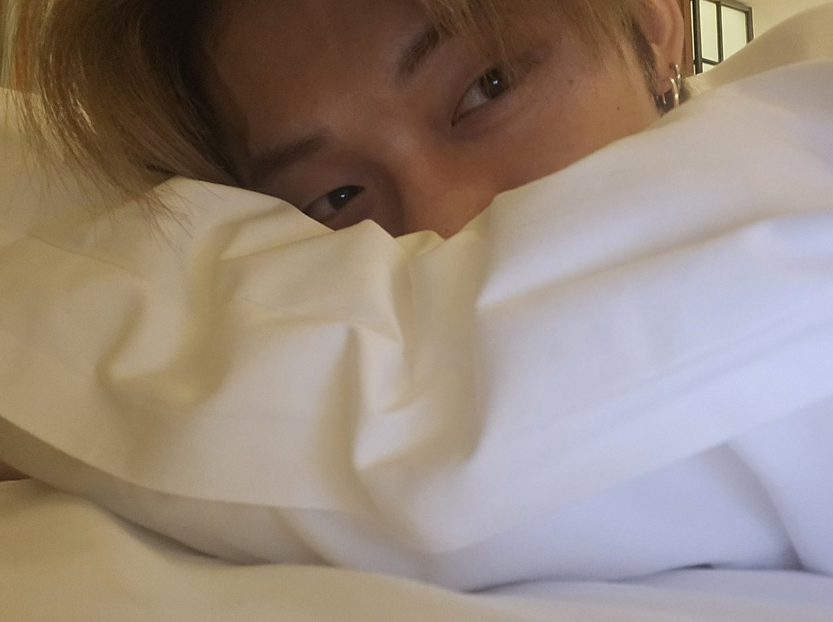 [260131] weverse dm 🦊💬 

🦊 this is me right now
🦊 i haven’t shaved yet so i’m covering my mouth, sorry