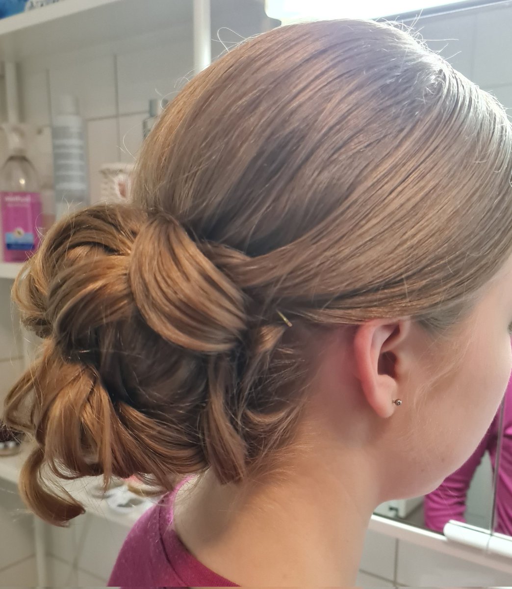 LeenaWahlberg's tweet photo. Kun unohdetaan varata kampausaika ajoissa eli noin 8 kk ennen H-hetkeä, pitää opetella itse. Neljäs versio tuotti tämän, mutta vielä pitäisi saada pinnit piiloon varsinaiseen kampaukseen. #Wanhat #tanssiaiset #käsityö #kampaus https://t.co/dbn2XWkl7M