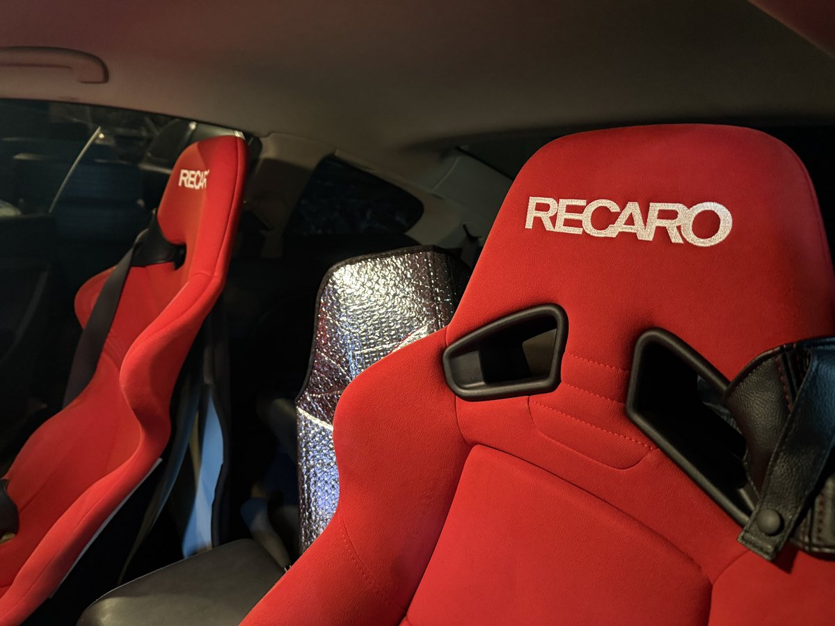 先輩のRECAROカッコこいい