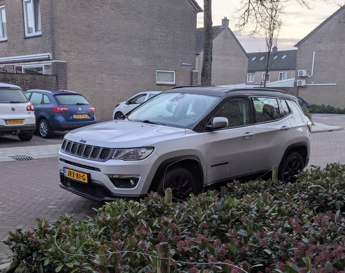 Vriendinnetjes en lieve mensen,, help onze vrienden hun gestolen Jeep Compass terug te vinden ! Gestolen in #DenBosch "Amundsenstraat" ,, Retweet en hou je ogen open .  THNX ALVAST
