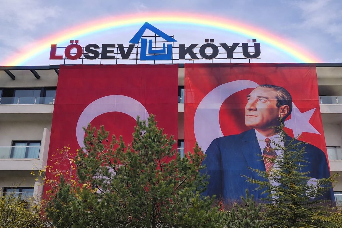 BUGÜN BÜYÜK BİR MÜJDENİN MESAJI İKİ YERDEN GELDİ ‼️ Hem Lösante Hastanemizin hem de LÖSEV LÖSEMİLİ ÇOCUKLAR KÖYÜMÜZÜN üzerinde aynı saatlerde doğan gökkuşağı güzel haberlerin müjdecisi olacaktır .
Zulüm yapan zalimler kaybedecek 
LÖSEMİLİ YAVRULARIMIZ KAZANACAKTIR .