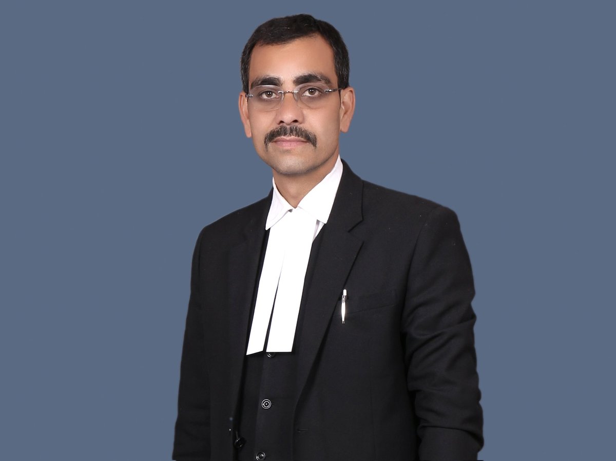 इस नदी की धार में ठंडी हवा आती तो है
नाव जर्जर ही सही, लहरों से टकराती तो है
- दुष्यंत कुमार 
#VikasTiwariJaunpur #Jaunpur