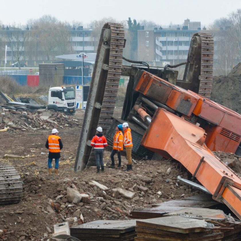 Sloopkraan omgevallen op bouwplaats