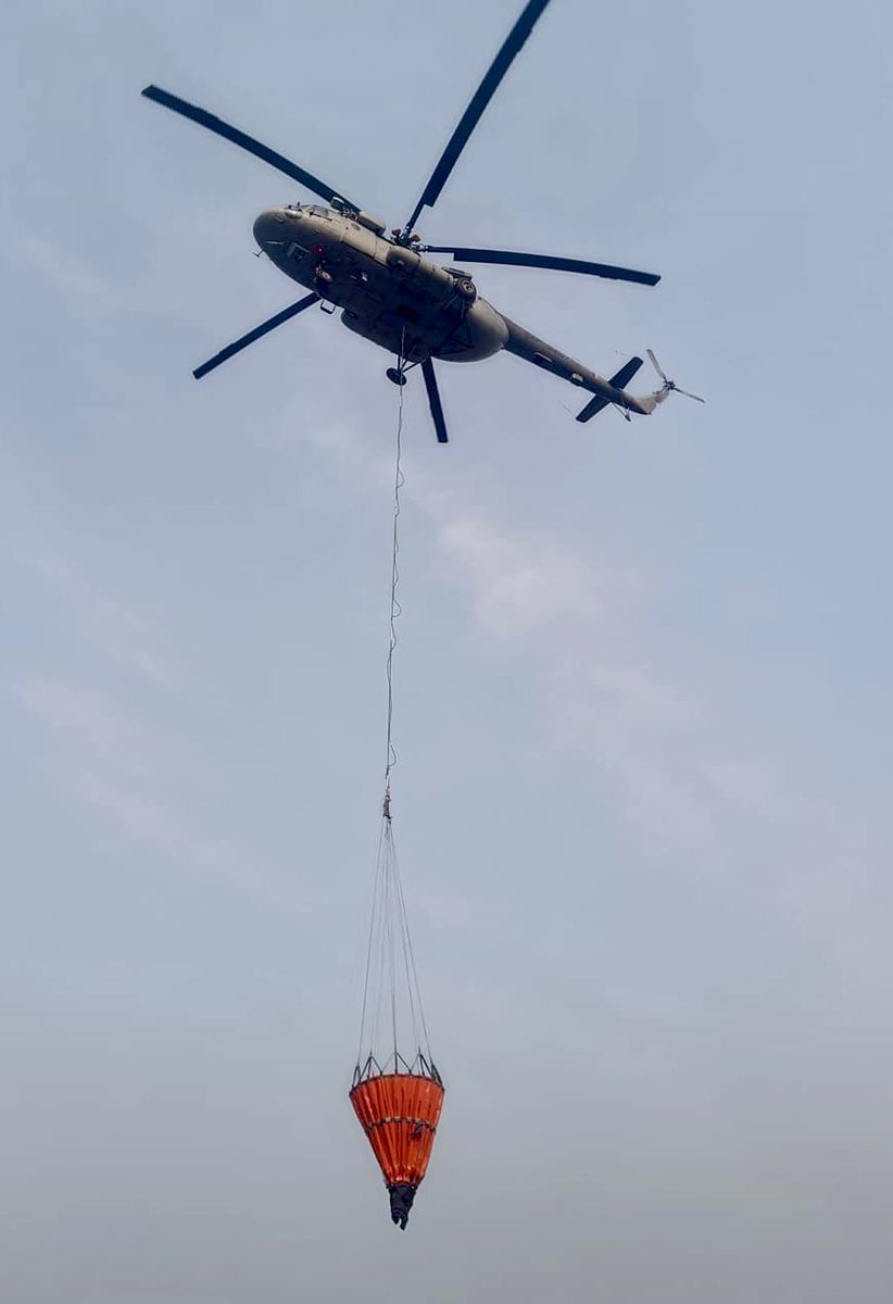 IAF_MCC's tweet image. #IndianAirForce Mi-17V5 helicopters battled raging forest fires in areas of Dzukou Valley in Manipur today, and helped in dousing the fire by dropping 17,000 litres of water, providing critical support to civil authorities.

#HarKaamDeshKeNaam
#FirstResponders
@DefenceMinIndia
