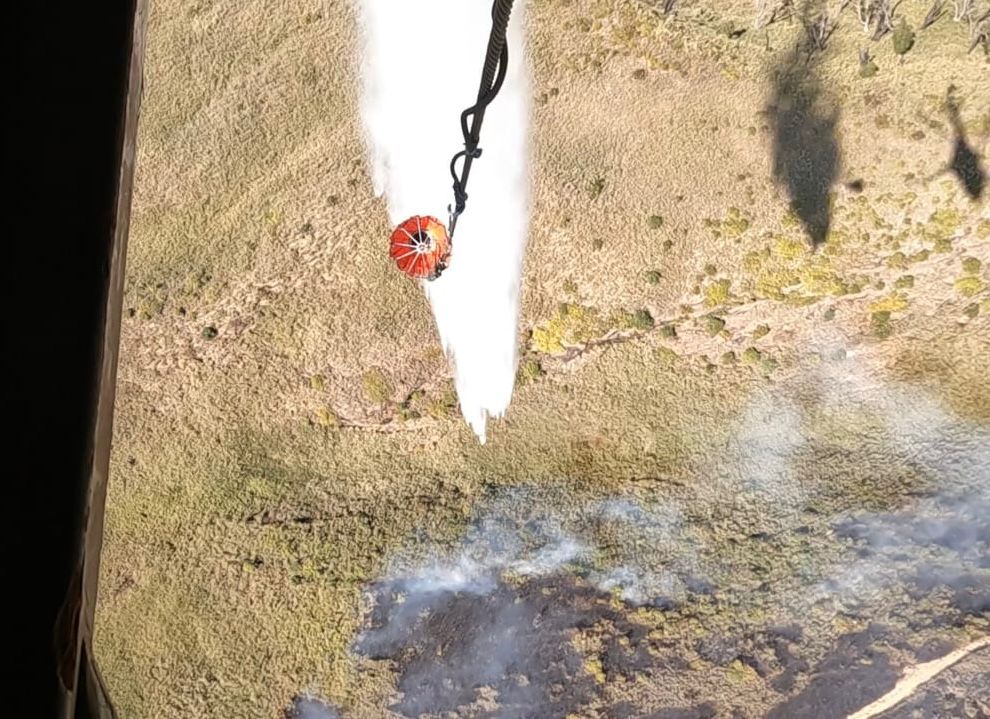 IAF_MCC's tweet image. #IndianAirForce Mi-17V5 helicopters battled raging forest fires in areas of Dzukou Valley in Manipur today, and helped in dousing the fire by dropping 17,000 litres of water, providing critical support to civil authorities.

#HarKaamDeshKeNaam
#FirstResponders
@DefenceMinIndia