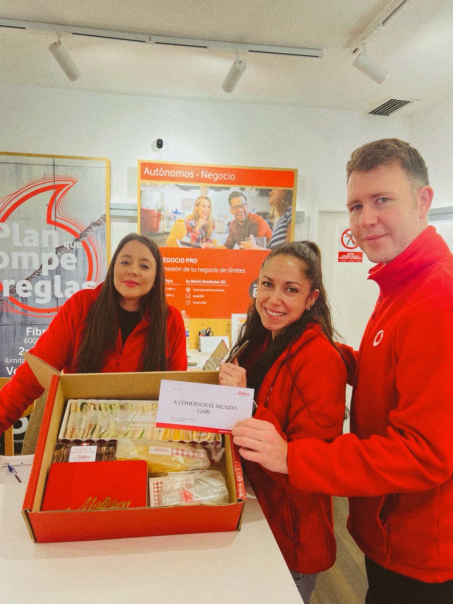RedChainGrupo's tweet photo. Hoy no hablamos de ventas. Hoy hablamos de personas. Queremos dar las GRACIAS a todo el equipo Red Chain por el esfuerzo, dedicación y el compromiso que ponéis cada día. Por ello, todas nuestras tiendas han recibido un desayuno muy especial. https://t.co/KZJRGDByp9