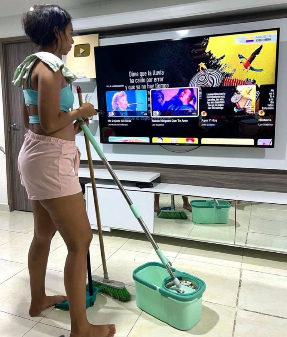 xotasagrada's tweet image. Eu procurando a música perfeita, pra começar a limpar a casa