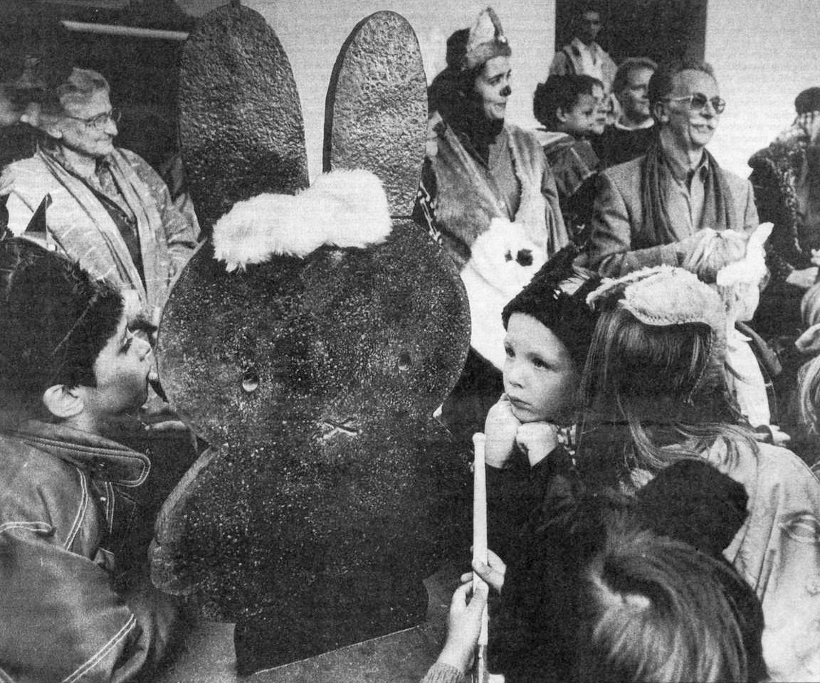 TheMerlynPost's tweet image. Dick Bruna begon in 1955 met het tekenen van Nijntje. Bijna veertig jaar later, in 1994, werd het konijn vereeuwigd als standbeeld, dat gemaakt werd door Marc Bruna (de zoon van). Het staat aan de Oudegracht in Utrecht.