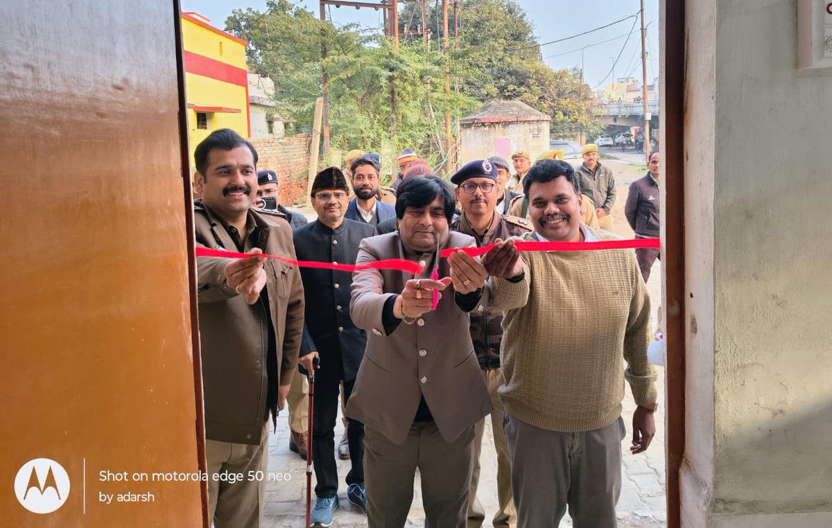 sitapurpolice's tweet photo. मा0 जनपद न्यायाधीश महोदय, .@dm_sitapur व #SPSITAPUR द्वारा संयुक्त रूप से जिला कारागार सीतापुर का आकस्मिक निरीक्षण किया गया व बन्दियों द्वारा बनायी गयी अगरबत्ती,बर्तन एवं अन्य सामग्रियों के बिक्री केन्द्र उद्घाटन किया गया। इस दौरान कोई भी आपत्तिजनक वस्तु नहीं मिली। #UPPolice https://t.co/iXX09IKw5G