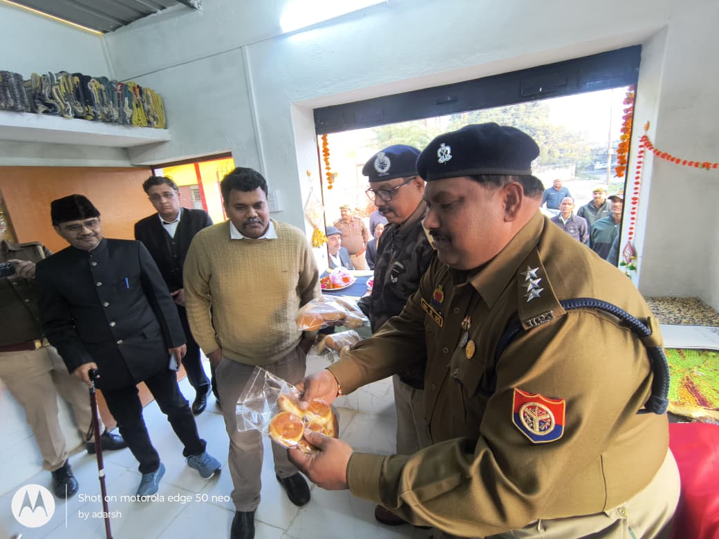 sitapurpolice's tweet photo. मा0 जनपद न्यायाधीश महोदय, .@dm_sitapur व #SPSITAPUR द्वारा संयुक्त रूप से जिला कारागार सीतापुर का आकस्मिक निरीक्षण किया गया व बन्दियों द्वारा बनायी गयी अगरबत्ती,बर्तन एवं अन्य सामग्रियों के बिक्री केन्द्र उद्घाटन किया गया। इस दौरान कोई भी आपत्तिजनक वस्तु नहीं मिली। #UPPolice https://t.co/iXX09IKw5G
