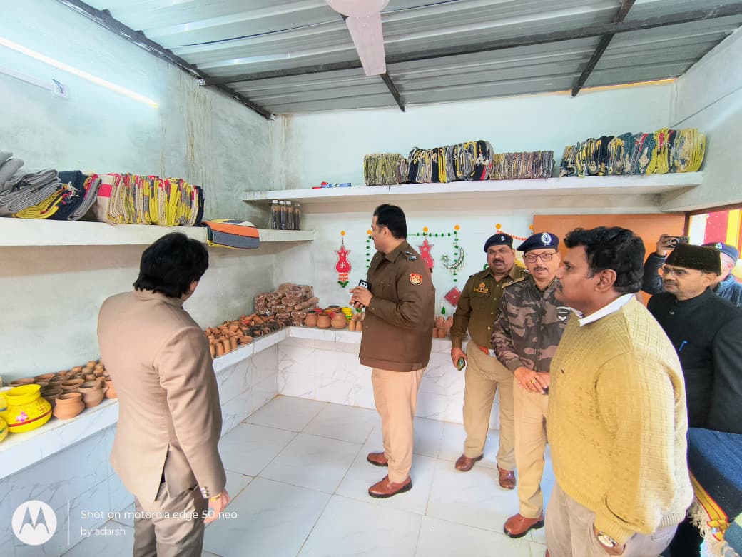 sitapurpolice's tweet photo. मा0 जनपद न्यायाधीश महोदय, .@dm_sitapur व #SPSITAPUR द्वारा संयुक्त रूप से जिला कारागार सीतापुर का आकस्मिक निरीक्षण किया गया व बन्दियों द्वारा बनायी गयी अगरबत्ती,बर्तन एवं अन्य सामग्रियों के बिक्री केन्द्र उद्घाटन किया गया। इस दौरान कोई भी आपत्तिजनक वस्तु नहीं मिली। #UPPolice https://t.co/iXX09IKw5G