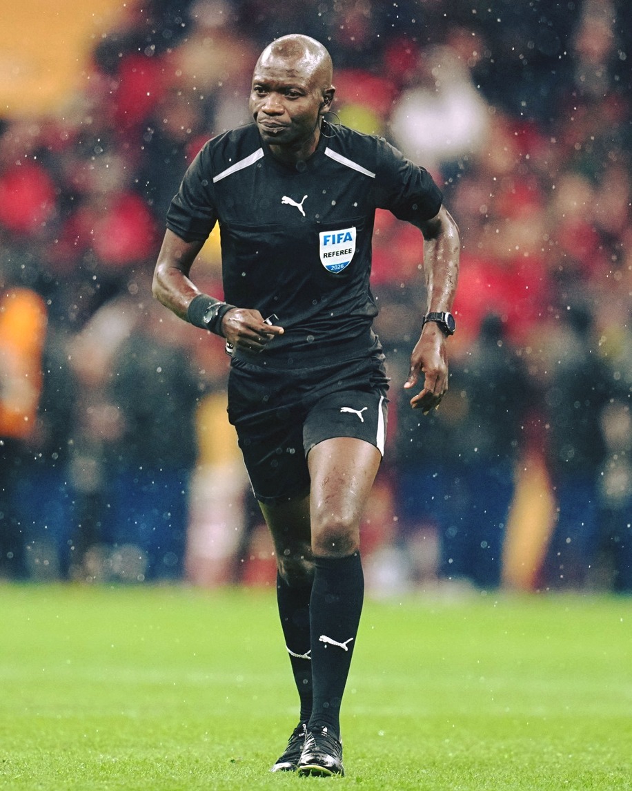 La #CAF a blanchi Jean-Jacques Ndala, l'arbitre de la finale de la CAN Sénégal-Maroc.
Après examen du dossier, aucune faute ni irrégularité n'a été constatée.
La CAF confirme le sérieux &amp; le gd professionnalisme de l'arbitre🇨🇩. Il devrait officier lors de la prochaine Coupe du 🌍