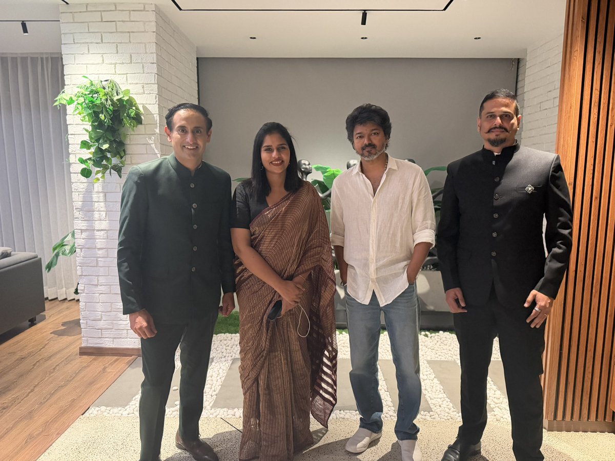 MrBharathiDasan's tweet photo. 🚨 BREAKING NEWS

​NDTV Editor-in-Chief Rahul Kanwal has just concluded a massive 45-minute interaction with TVK Chief Thalapathy Vijay.

​#ThalapathyVijay #RahulKanwal #NDTV #BreakingNews #TVK #TamilNaduPolitics https://t.co/tRYbitMhOS
