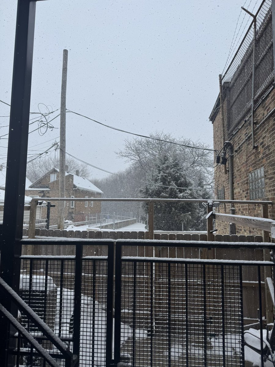 MichaelWpardun's tweet photo. Current view looking North in Noble Square #ilwx https://t.co/yLqwGDOeVx
