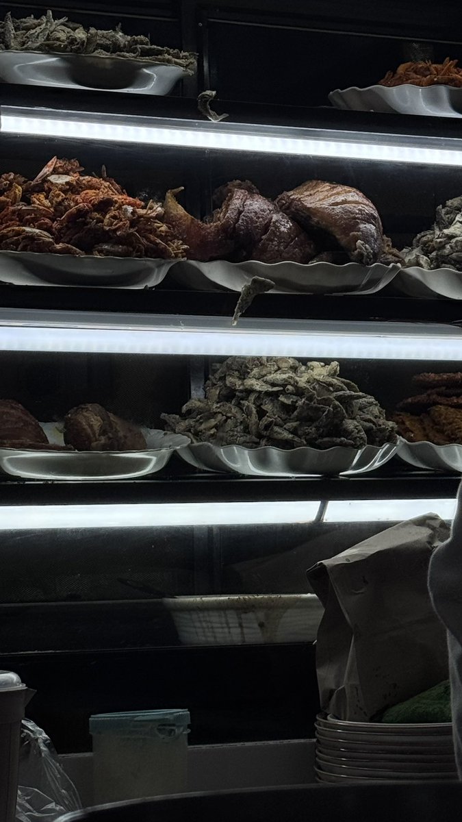 Jowa: sama ako ikea tas date tayo after
📍AHHHH HAVING MIDNIGHT DINNER AT MAHOGANY MARKETTT 

(also malamig hangin 🥹🥹)