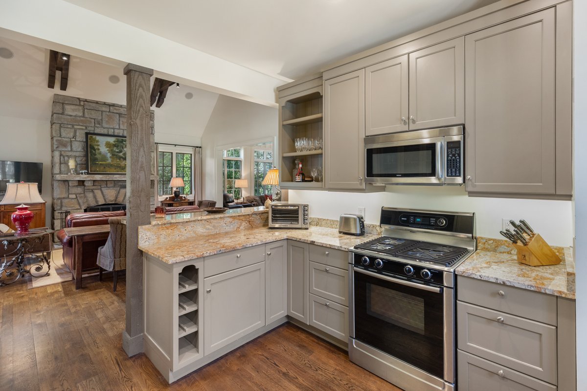 meadowsmtn's tweet photo. Turn-key luxury in Satulah Village 
Walk to downtown Highlands, dining, and shopping from this elegant home featuring stone fireplaces, a chef’s kitchen, outdoor living spaces, and a main-level primary suite. Refined mountain living at its best.
#BHHSMMR #JustListed #HighlandsNC https://t.co/j4mmP23V0p