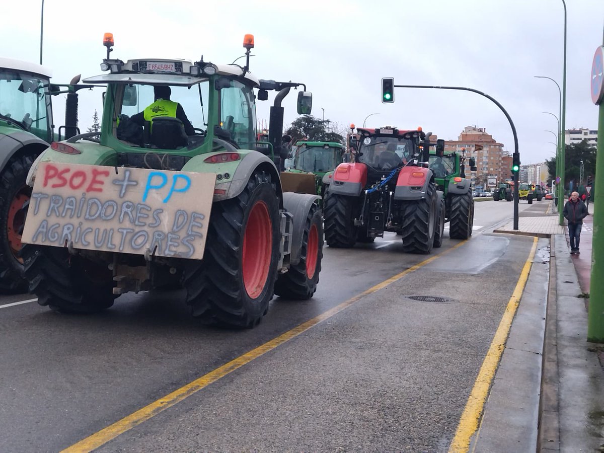 frenteobreroesp's tweet photo. 🚜 El campo español lleva semanas en lucha contra el acuerdo de Mercosur.

Desde el Frente Obrero queremos mostrar todo nuestro apoyo a los agricultores y asociaciones independientes contra los sindicatos vendidos. 

Defender el campo es defender España.
Por nuestra soberanía. https://t.co/8Y0mCqYJwi