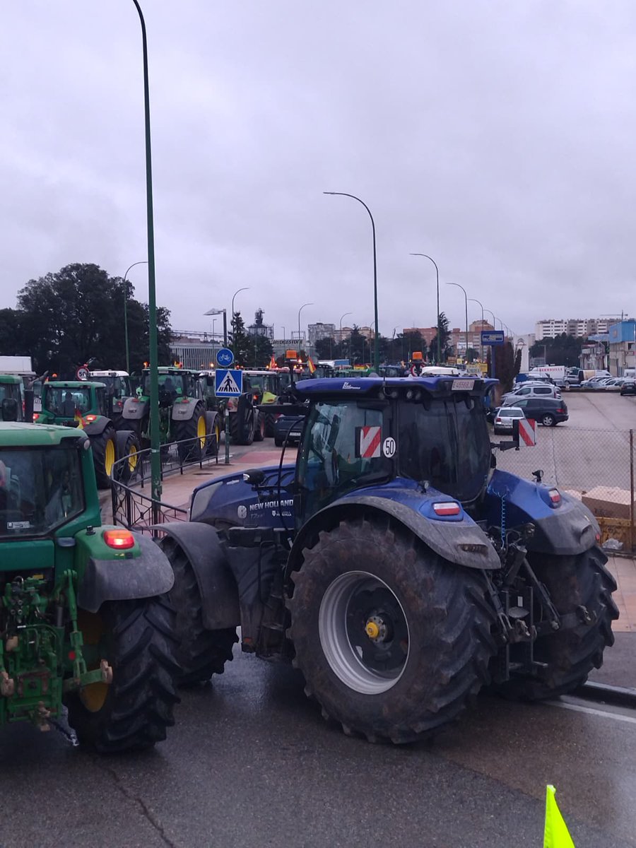 🚜 El campo español lleva semanas en lucha contra el acuerdo de Mercosur.

Desde el Frente Obrero queremos mostrar todo nuestro apoyo a los agricultores y asociaciones independientes contra los sindicatos vendidos. 

Defender el campo es defender España.
Por nuestra soberanía.