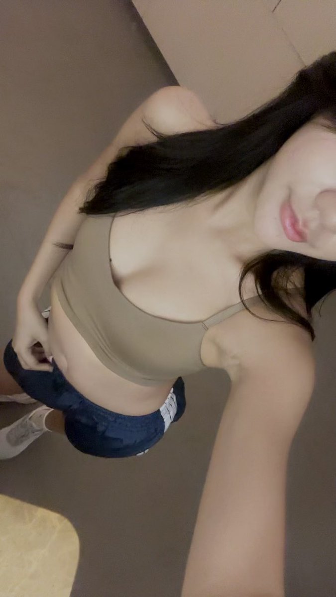 "..เมียผมเพิ่งมาบอกตอนหลังว่าโดนหมอนวดคนแรกเย็ดไปแล้ว เขาเอาควยยัดเข้าแล้วแอบเด้าตอนผมเข้าไปฉี่  แต่เย็ดกันไม่ถึงนาทีเธอก็ให้รีบเอาออกเพราะกลัวผมโกรธ  อ้าว..เป็นงั้นไป ไอ้ผมก็เข้าใจมาตั้งนานว่า คนที่ได้ประเดิมหีเมียผมตอนสวิง คือหมอนวดคนที่