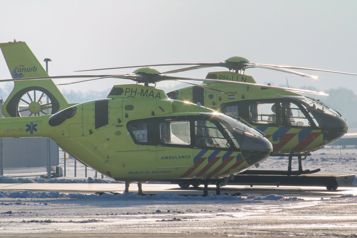 lifeliner4media's tweet photo. Heliwissel voor de Lifeliner4. PH-LLN kwam van uit Bonn (groot onderhoud) naar Groningen Airport Eelde. Hier om de taken over te nemen van de PH-MAA als de Lifeliner4. PH-MAA is naar Lelystad Airport gevlogen.
#heliwissel #lifeliner4 #phmaa #phlln #groningenairporteelde https://t.co/N1K0n3Ugox