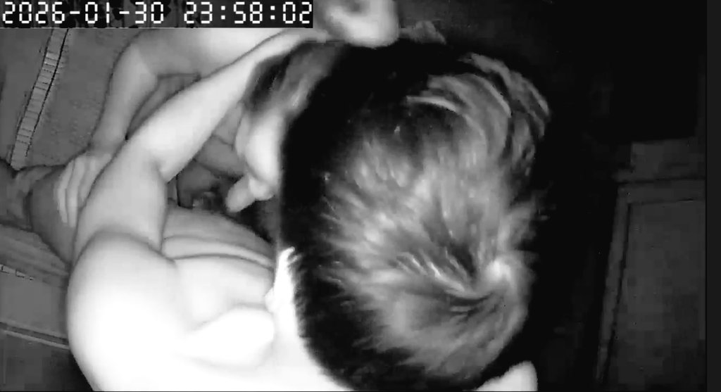 Tôi khi đi làm ca đêm, mở camera lên để xem vợ ngủ chưa.
Thì biết rằng vợ tôi chưa ngủ. Cô ấy đang thức cùng với một người đàn ông nào đó, ko phải là tôi.