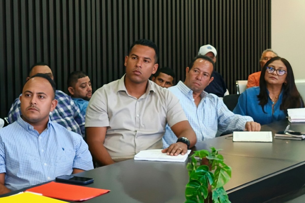 CMLosTaques's tweet photo. Realizan 1er. Encuentro de Cámaras Municipales del Eje Paraguaná 

Con el propósito de establecer líneas estratégicas de acción que faciliten el trabajo articulado y coherente de los municipios en el contexto geopolítico nacional. https://t.co/PImRFuu1hr