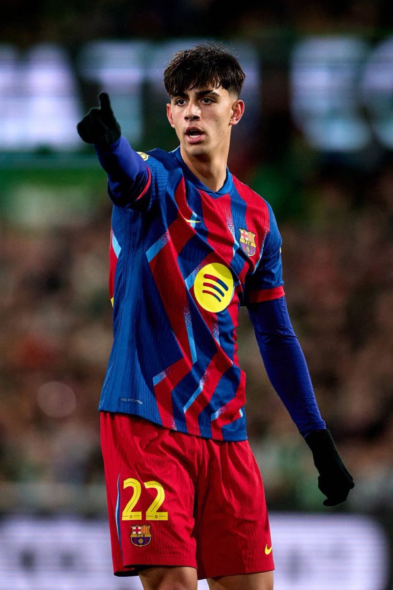 Marc Bernal is a typical setting deep midfielder. He plays with pure intelligence and an excellent game approach.🧠

Demonstrated strong positioning awareness, calm under pressure, good reading of the game, not flashy, but extremely important in the team set up.