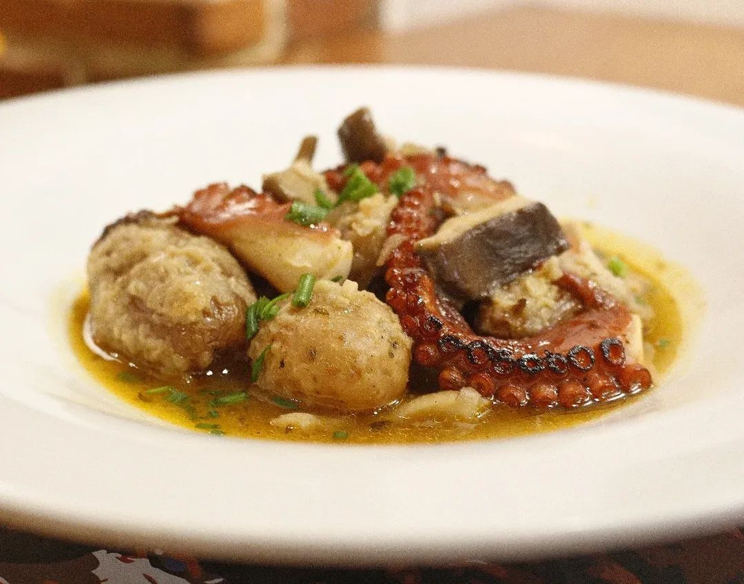 💬 Papas a la Importancia, Shiitake de Boñar y Pulpo.
Os invitamos a venir, sentaros a la mesa y disfrutar: buen ambiente, cocina con cariño y un plato que une tradición y tierra.
Ven a disfrutarlo.

📍 plaza San Martín n ° 9, León.
☎️ : 987 254 287.
.
.
#elcalecholeon #leonesp