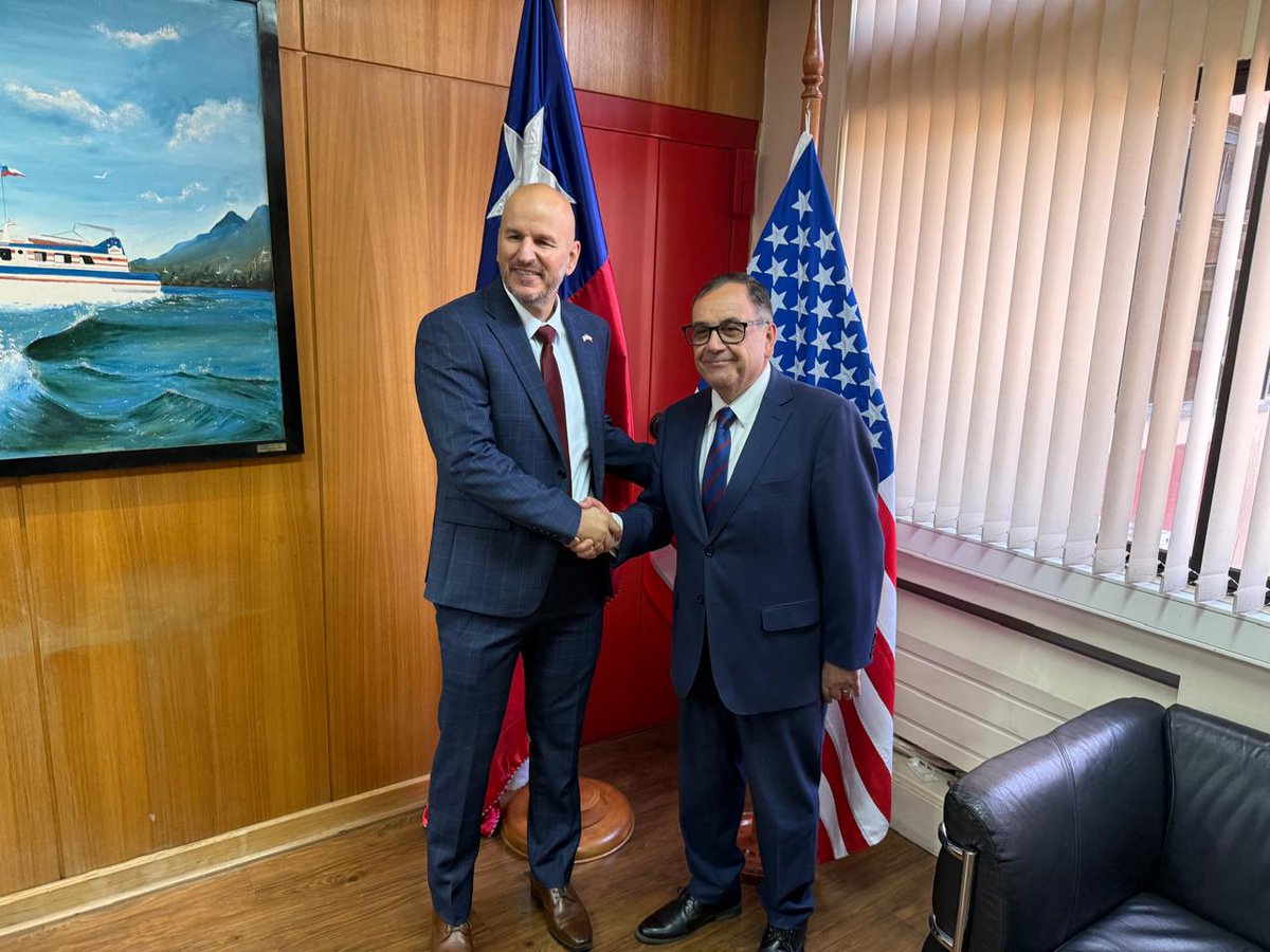 USAmbCL's tweet photo. El Registro Civil @RegCivil_Chile es un aliado estratégico en materia de seguridad para EE. UU. Me reuní con su director, Omar Morales, para conversar sobre cómo asociaciones como el Visa Waiver Program contribuyen a mantener a los estadounidenses seguros. Confío en que seguiremos ampliando esta cooperación.