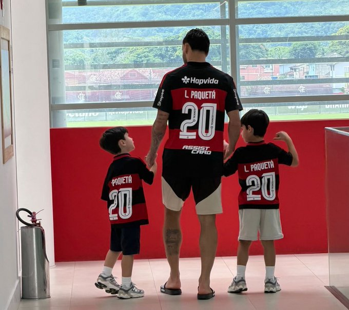 Gente, pelo amor de Deus:

- o Paquetá é cria do Flamengo;
- ele saiu quando os títulos começaram a vir;
- ele e o Vini roeram o osso;
- o torcedor sempre sonhou com a volta dele;
- a volta beirava o impossível;
- totalmente identificado com o clube;
- ele estava jogando na
