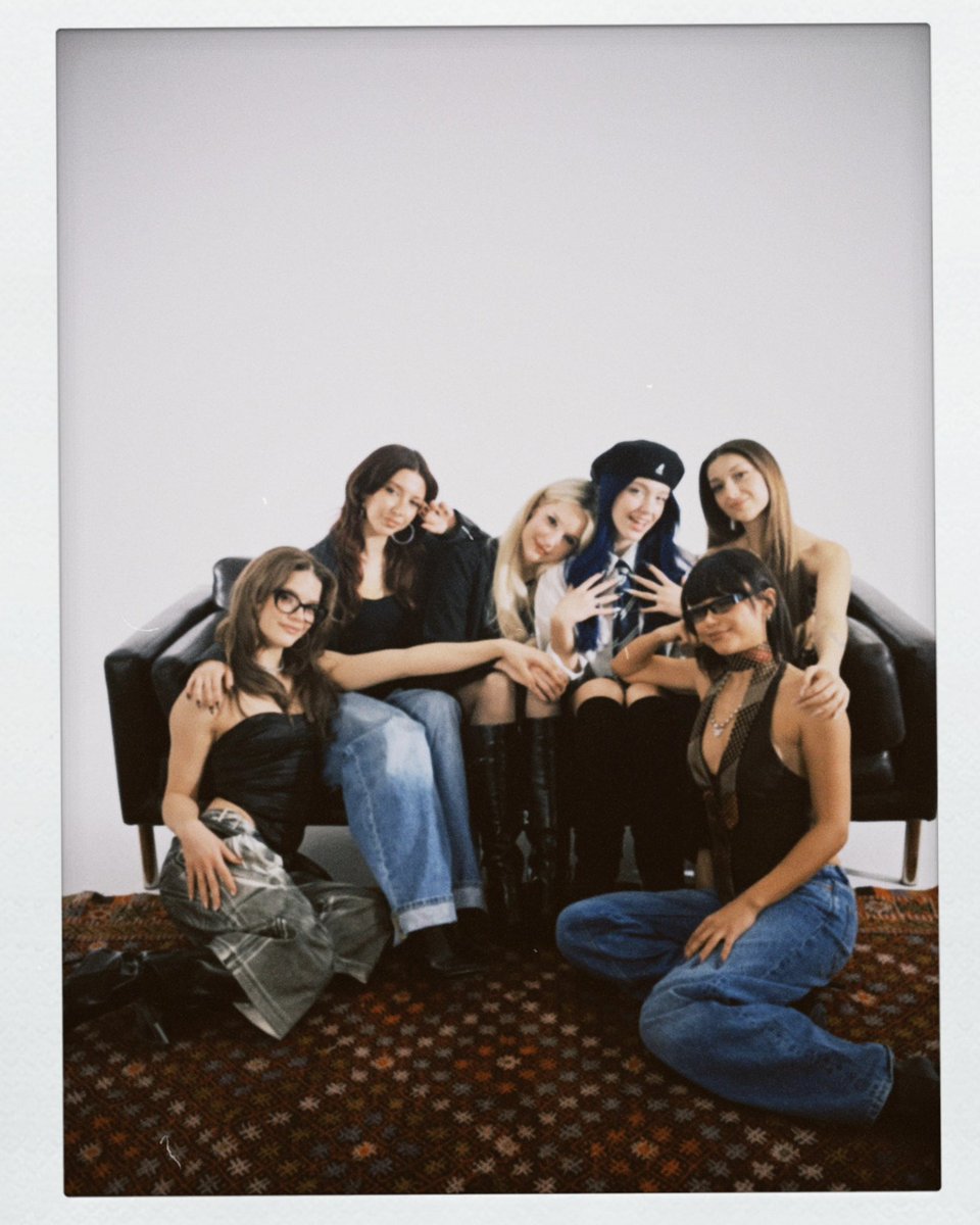 m6nifestgirls's tweet image. Happy Maniversary 🌟