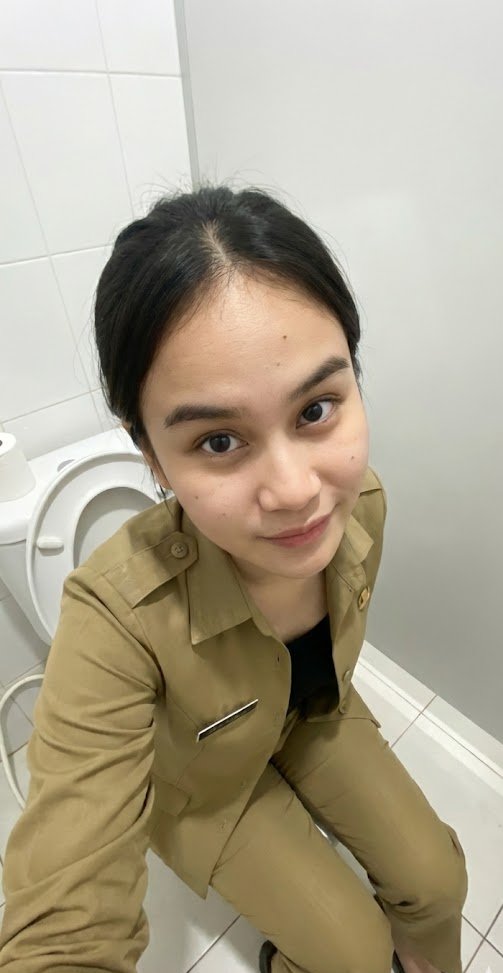 "..เมียผมเพิ่งมาบอกตอนหลังว่าโดนหมอนวดคนแรกเย็ดไปแล้ว เขาเอาควยยัดเข้าแล้วแอบเด้าตอนผมเข้าไปฉี่  แต่เย็ดกันไม่ถึงนาทีเธอก็ให้รีบเอาออกเพราะกลัวผมโกรธ  อ้าว..เป็นงั้นไป ไอ้ผมก็เข้าใจมาตั้งนานว่า คนที่ได้ประเดิมหีเมียผมตอนสวิง คือหมอนวดคนที่