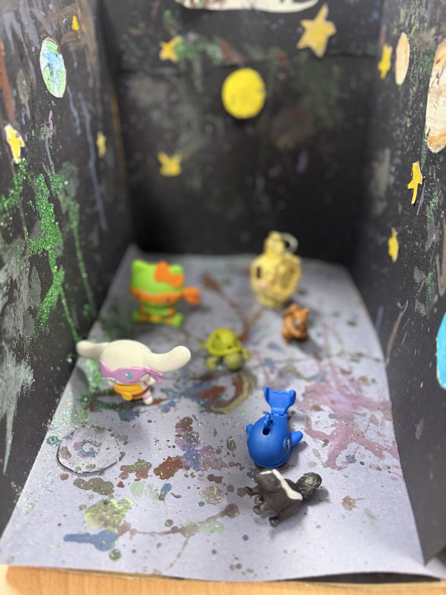 Exploring White Tone (2016) by Cai Guo-Qiang. Inspired by his powder drawings, pupils created dynamic artworks inside boxes using charcoal, glitter and paint, then photographed them to appear as life-sized rooms. <a href="/PrimaryMay/">Princess May Primary School</a>