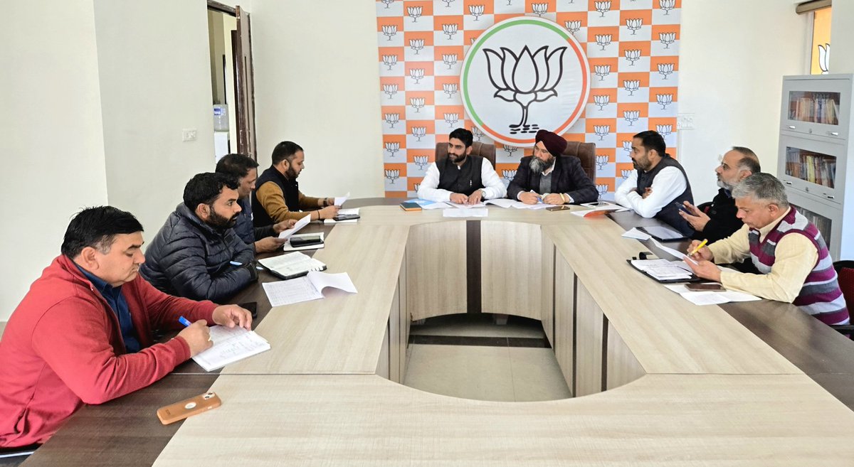 पंचकूला विधानसभा के मंडल अध्यक्षों और मंडल महामंत्रियों के साथ बैठक में आगामी नगर निगम चुनाव की तैयारियों पर विस्तृत चर्चा हुई। वार्ड स्तर पर संगठन को मजबूत करने और चुनावी रणनीति पर विचार-विमर्श किया गया। साथ में जिला महामंत्री भवनजीत जी #पंचकूला_नगर_निगम_चुनाव #भाजपा_पंचकूला