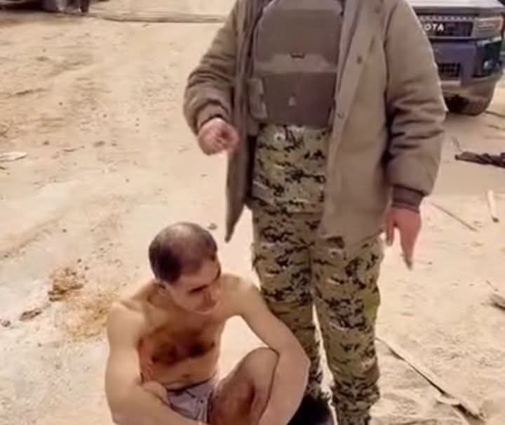 أعظمك النحيفة يا أبا بكر أعظم من نواصينا ولا بارك الله فينا إن نسينا‼️
أبو بكر أبو عكر مسؤول نخبة رفح في كتائب القسام يعتقل اليوم من مليشيات تعمل تحت تعليمات الاحتلال وأعوانه 💔
سننتقم ورب الكعبة سننتقم✋️