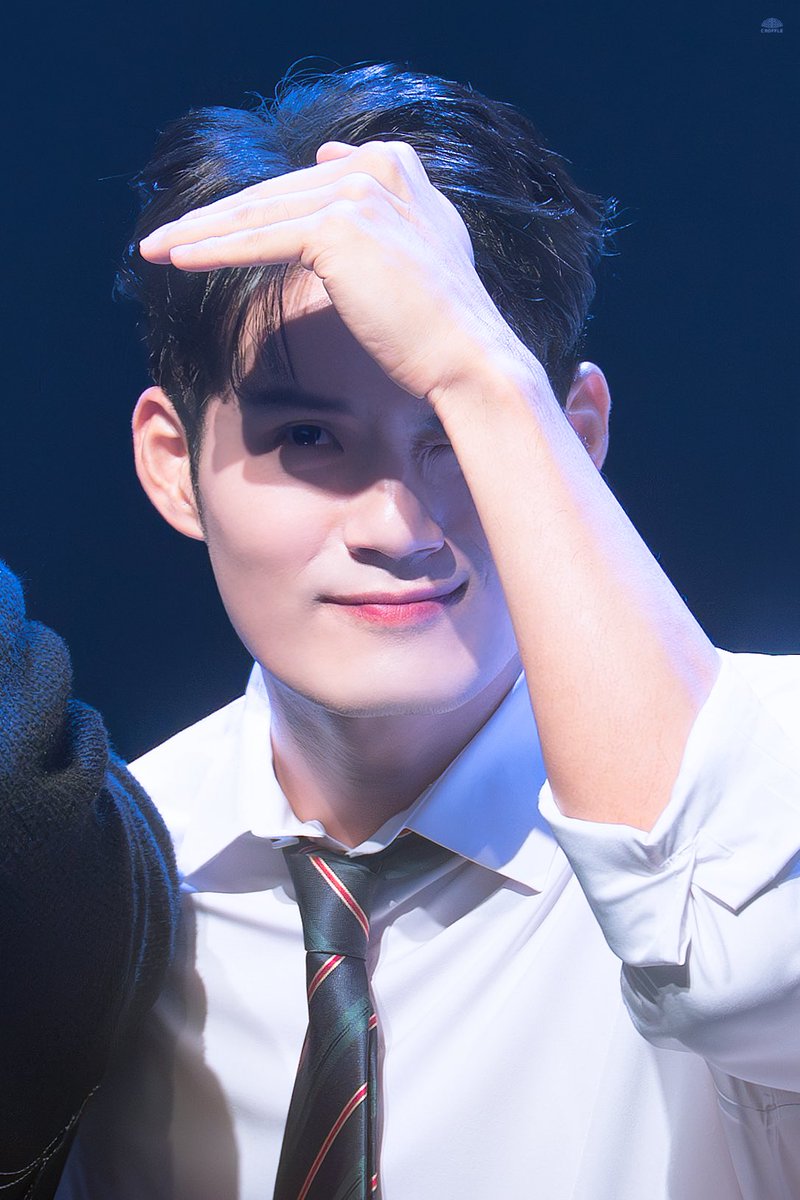 그림자 속에서도 빛나는 눈동자를 정말 사랑해🥹