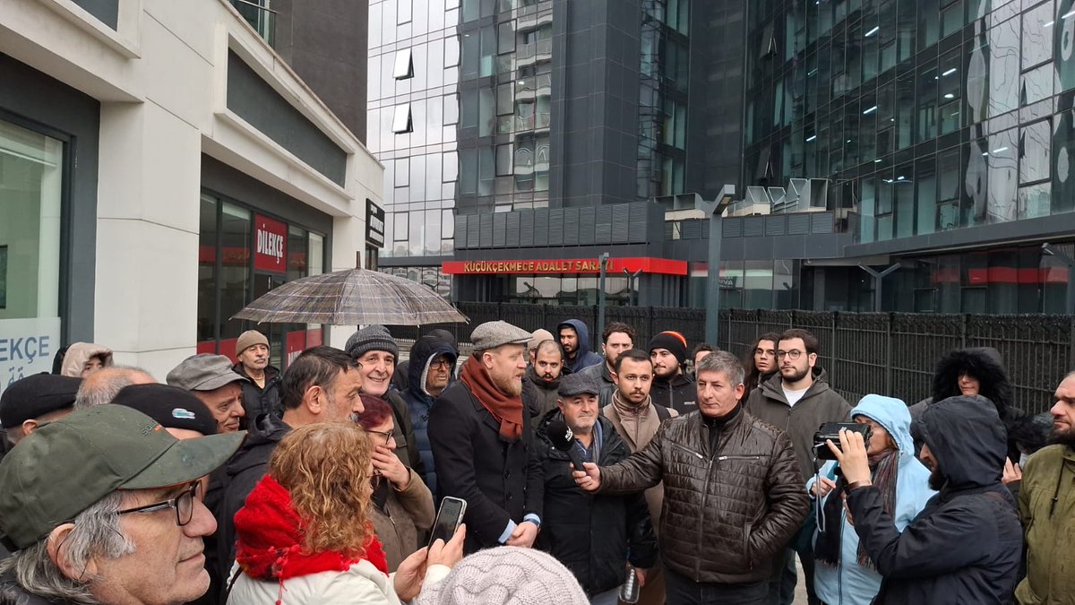 Laiklik talebini yükselttiği için gözaltına alınan arkadaşlarımız hakkında ev hapsi kararı verildi.

Bu gerici tek adam rejimine karşı bir kez daha adliye önünden seslendik. 

Parti Sözcümüz Deniz Demirdöğen:

"Arkadaşlarımız 3 gün önce bu memlekette laiklik için, demokrasi için,