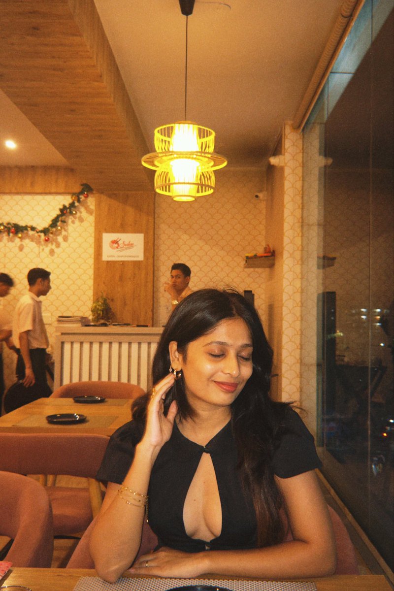 mahikaa101's tweet photo. Can someone remove the guy from the background? https://t.co/DWCDQLYMDq