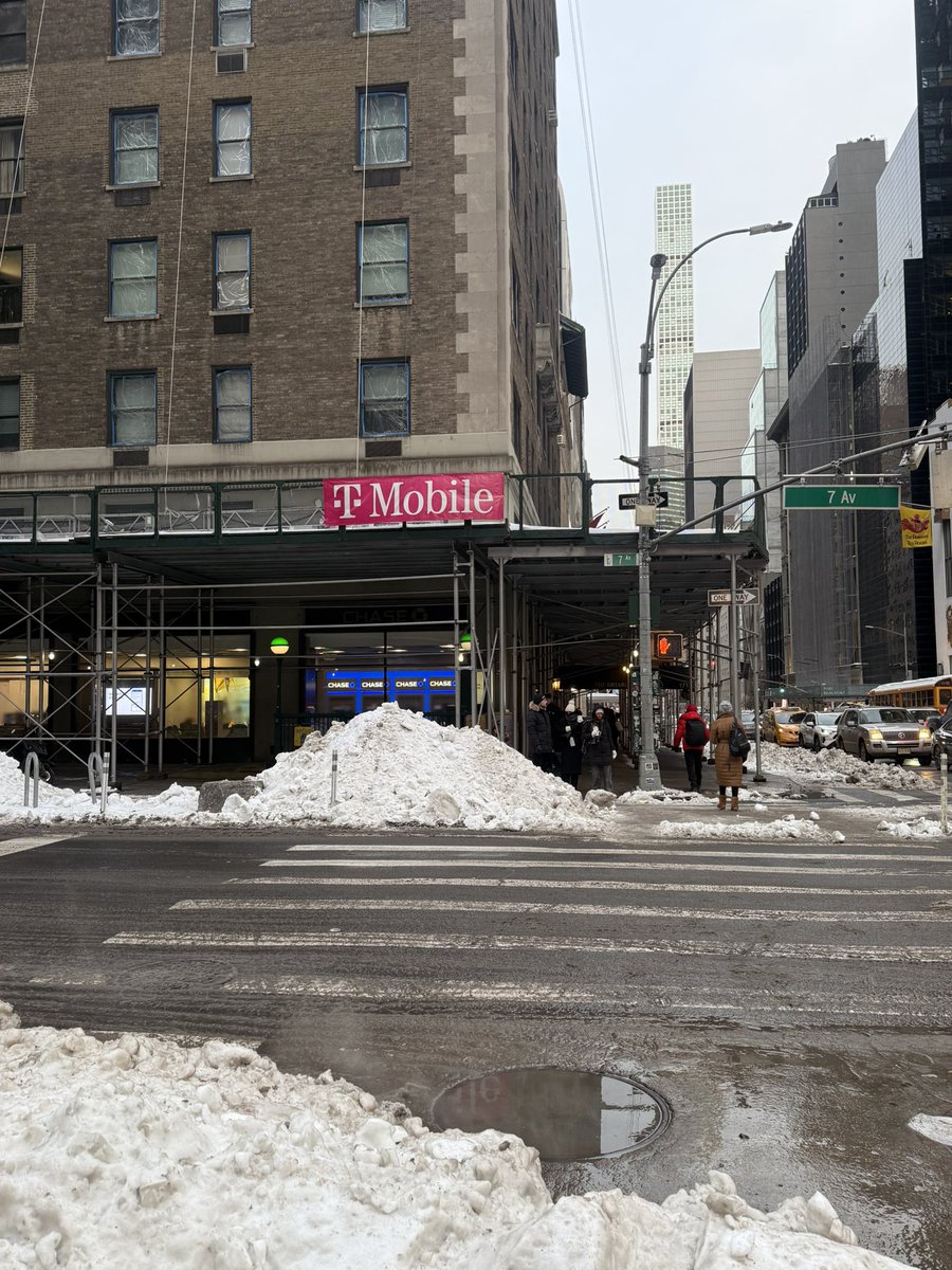 Así están las calles de Manhattan a 5 días de la nevada que hubo el domingo pasado.  
#Manhattannyc 
#Snowstorm2026