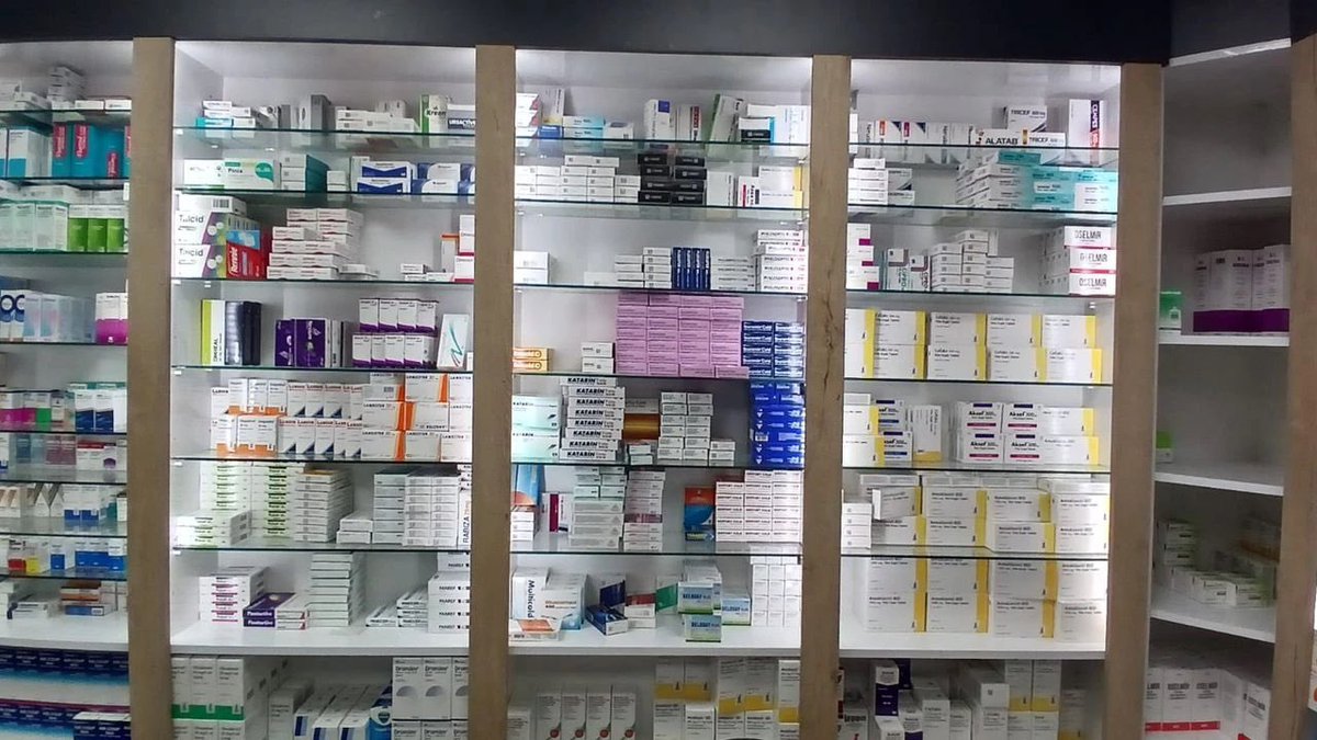 🔴Diyarbakır’da eczanelerde ilaç temininde ciddi sıkıntılar yaşanmaya başladı. Şubat ayında ilaç fiyatlarına yeni bir zam yapılmasının beklendiği süreçte, kent genelindeki birçok eczanede özellikle kronik hastaların kullandığı bazı ilaçlara ulaşmak zorlaştı. <a href="/gazetedetay21/">Gazete Detay</a>