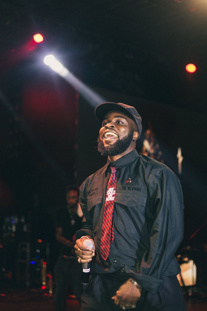 ManiFansGh_'s tweet photo. He’s not affected by the change of time and he manoeuvres his way through time to fit in the moment perfectly. His name is M.anifest. Africa's foremost Rapper! #GodMc https://t.co/Vxq7Y84WQn
