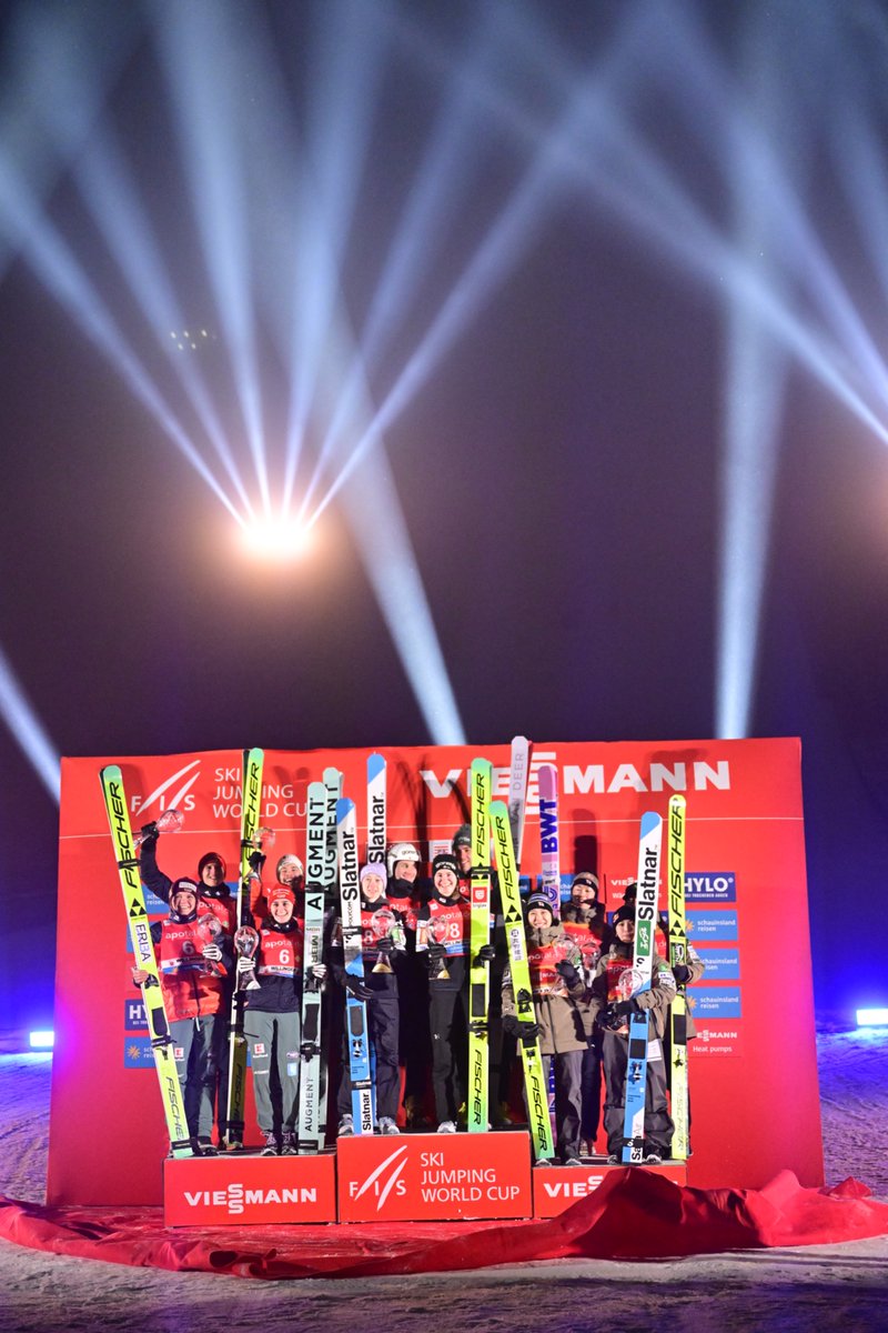 This podium with the lights... 🤩

📸 FIS/Action Press/Dominik Berchtold

#fisskijumping #worldcupwillingen