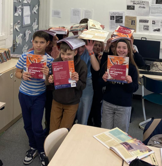 Mrs Patel's 6ème class has been getting to grips with the Roman army's tactics!
sisparisouest.org/section-anglop…