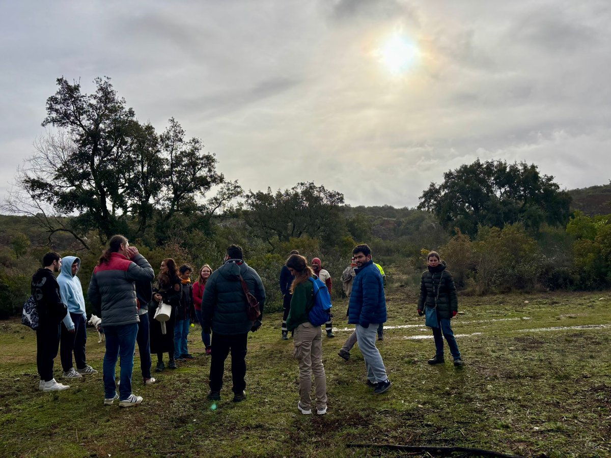 #FORMACIÓN | Salida de campo dentro del Módulo 3 del Curso <a href="/MujerForest/">MujerForest</a>, para la empleabilidad de la mujer rural en la Sierra Morena de #Sevilla. Visita al Cerro del Hierro (en #SanNicolásDelPuerto), a infraestructuras preventivas para defensa del Monumento Natural y el poblado.