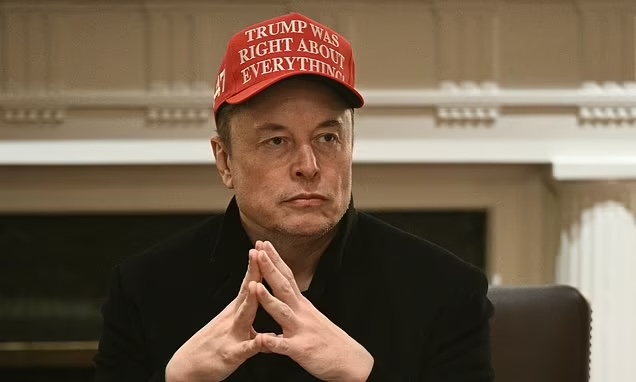 Daily_MailUS's tweet image. Elon Musk appears in latest trove of Epstein files. He previously denied any involvement with the pedophile. 🚨 Full story ➡️ trib.al/2YTETsO 🔗